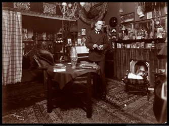 Will R. Barnes de pie en una mesa en su estudio, 1903